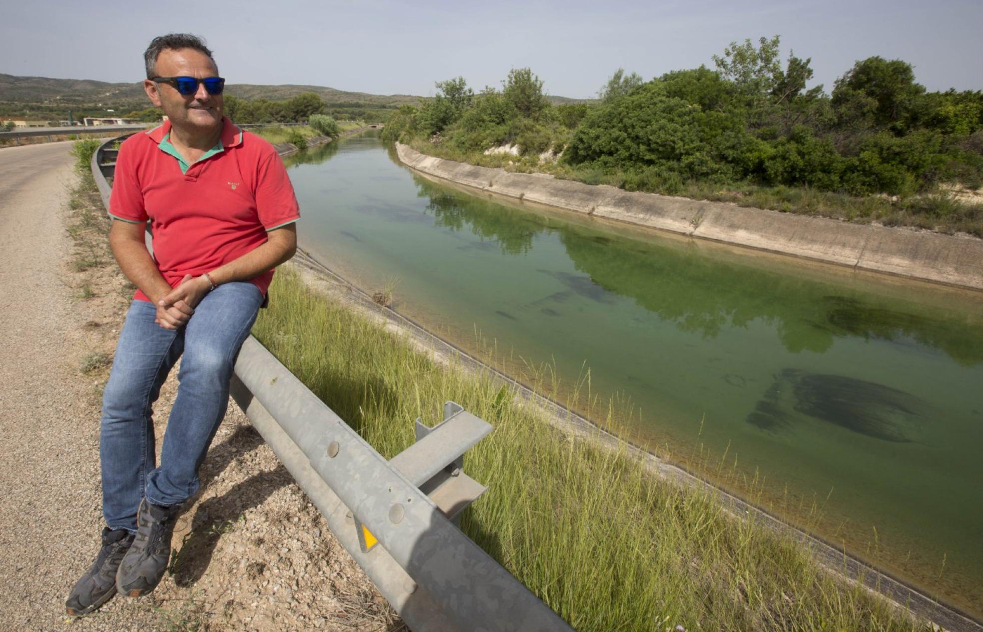 p Presidente. Salvador Marín, junto a un canal de riego, en Tous. damián torres