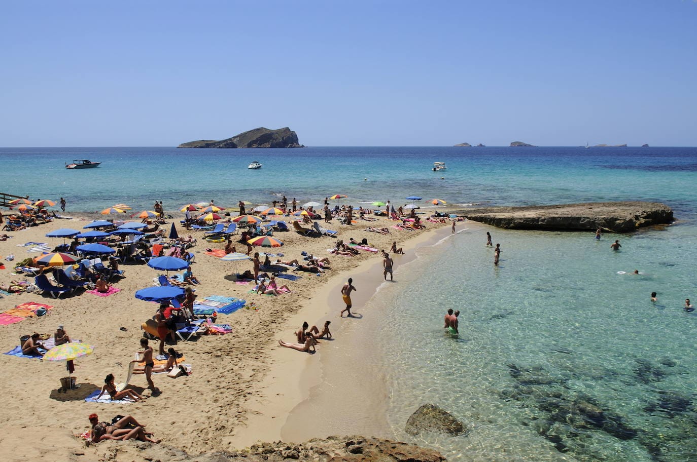 4.- Cala Conta (Ibiza) | Cala Conta, que se encuentra ubicada en la playa de San José, tiene un encanto peculiar. Es una zona en la que se pueden realizar todo tipo de deportes acuáticos y en la que se recomienda hacer submarinismo.