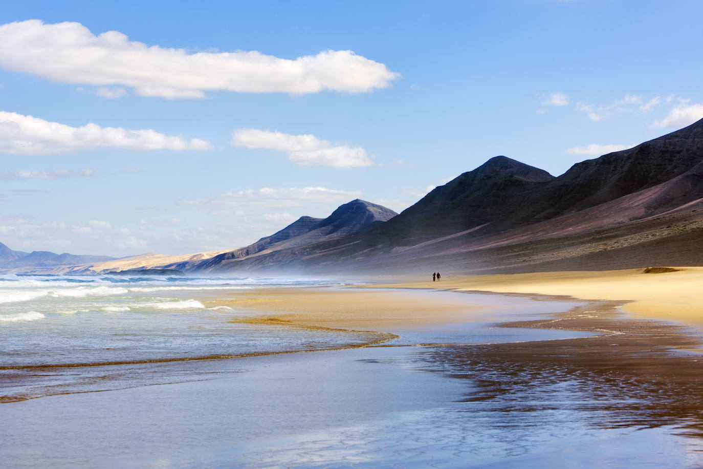 5.- Cofete (Fuerteventura) | La playa cuenta con una longitud de 13,7 kilómetros, en el extremo meridional de la isla y se encuentra dentro del parque natural de Jandía. Es el arenal más emblemático de la costa de Barlovento. Un camino estrecho y sobre el acantilado conduce hacia la aldea de Cofete y su pintoresco cementerio en la playa.