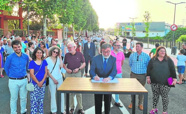 Autoridades, vecinos y la empresa encargada de la obra, en la puesta en servicio.