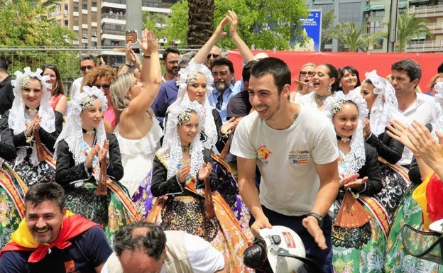 Imagen principal - Imágenes de la mascletà de este lunes en la Plaza de los Luceros de Alicante. 