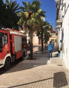 Imagen secundaria 2 - Un garaje y un sótano inundados y la cuba extrayendo agua de un bajo. 