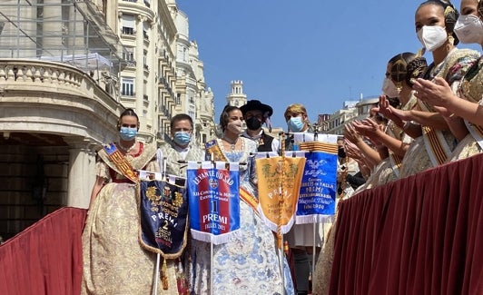 Entrega de premio a la falla El Pilar. 