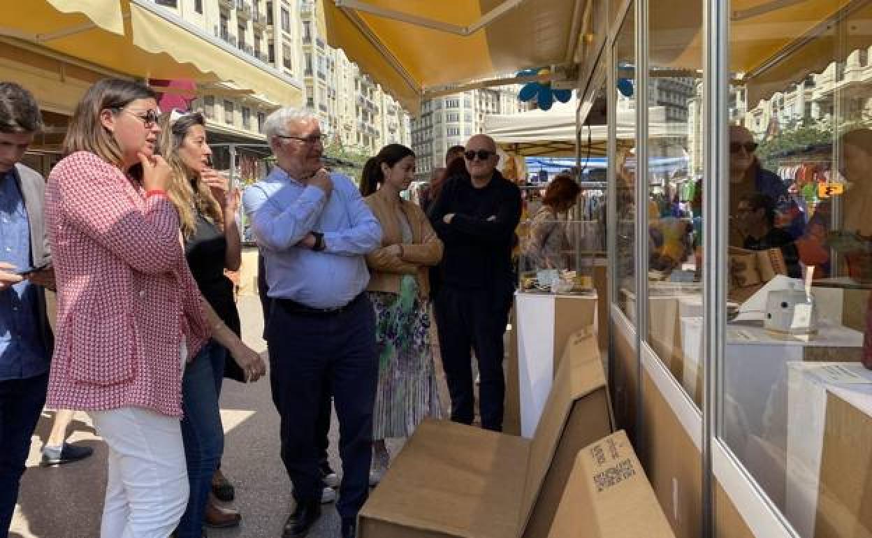 Sandra Gómez y Ribó en una visita a un mercadillo.