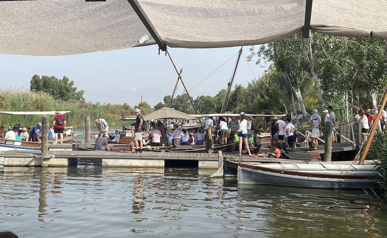 La imagen de Sant Pere espera para subir a la barca. 