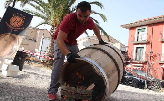 La demostración de proceso de fabricación de una barrica de roble. 