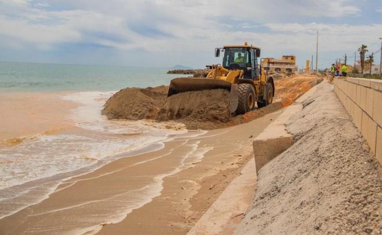 Trabajos en las playas del sur de Cullera. 