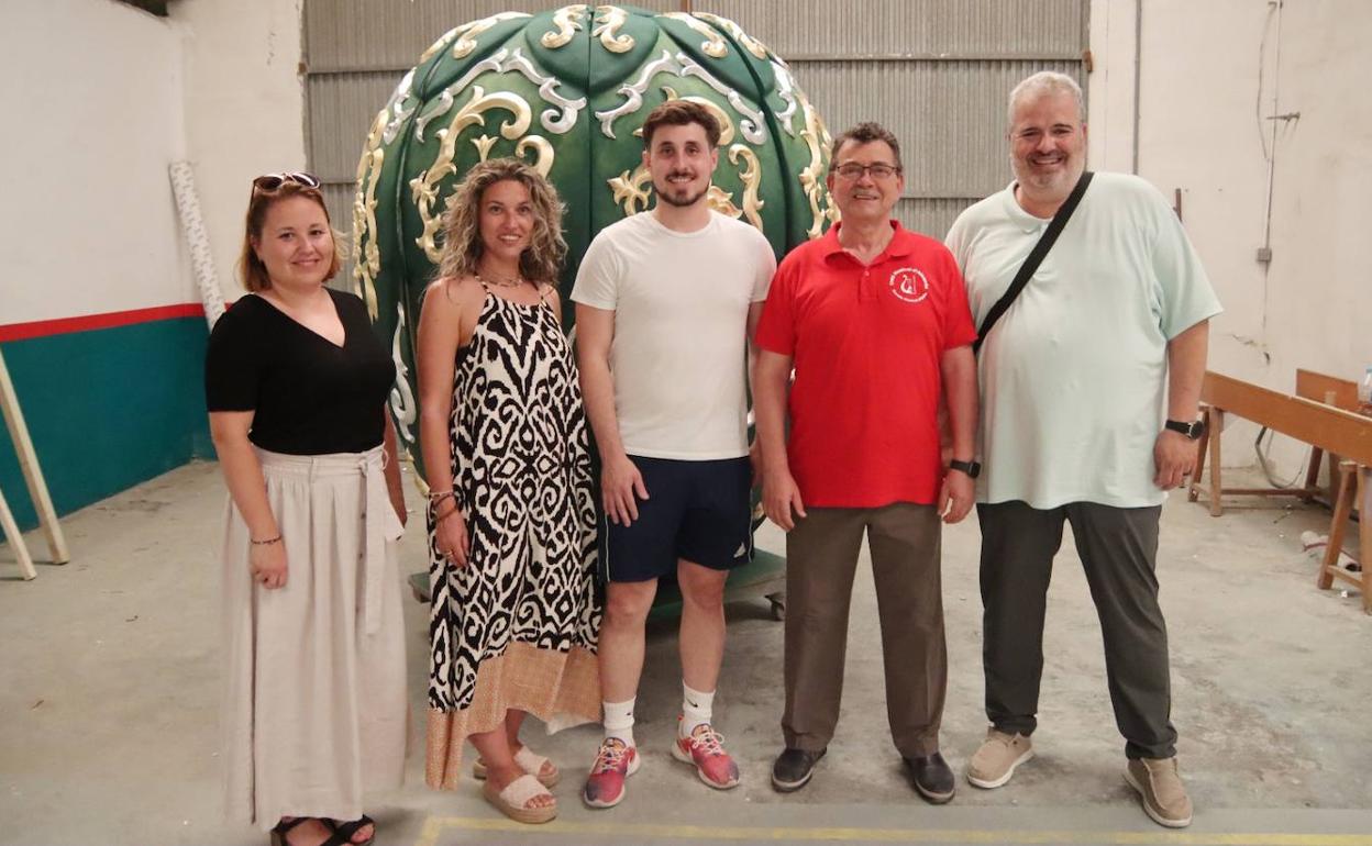 Los responsables de los trabajos con el artefacto ya rehabilitado. 