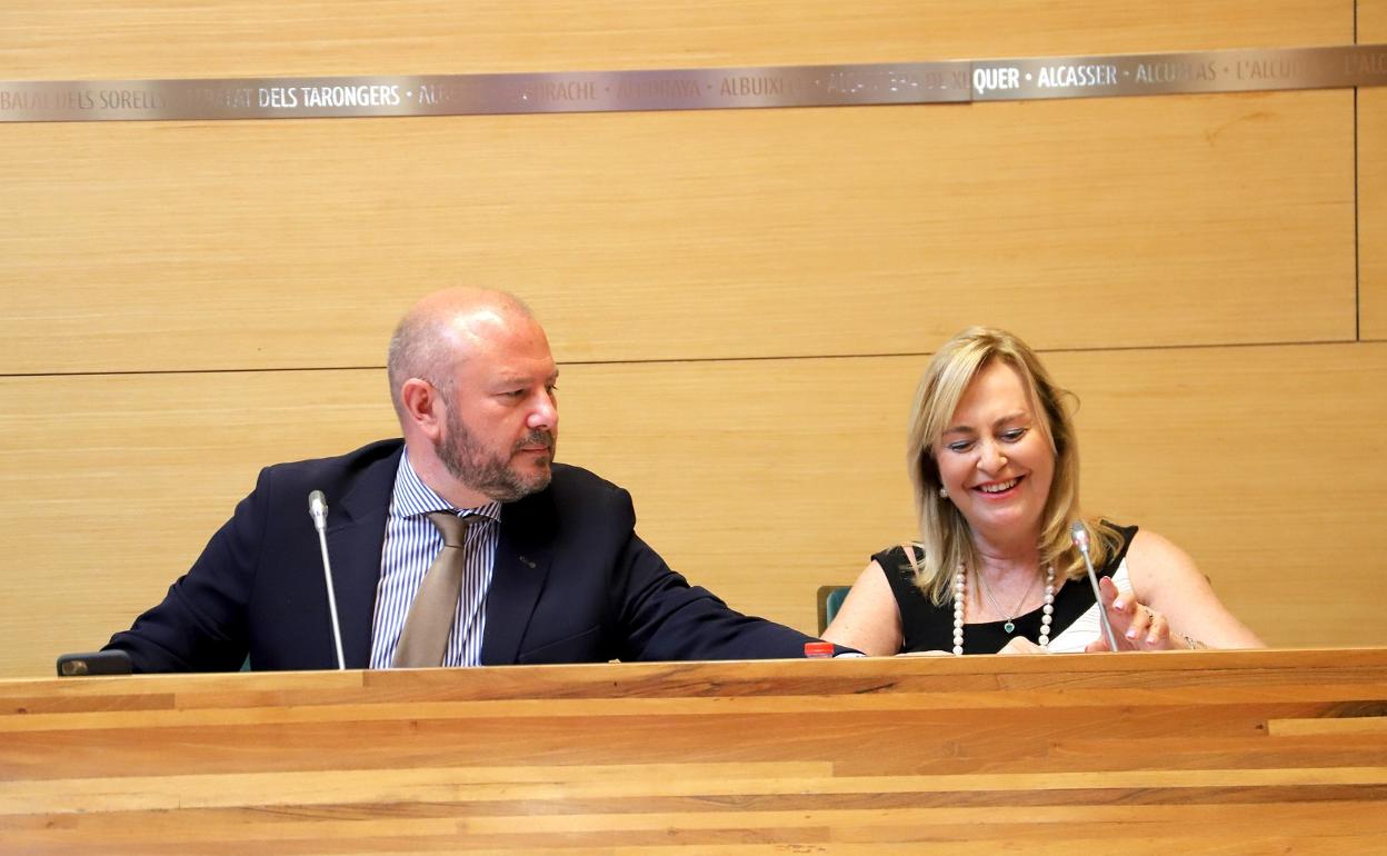 Toni Gaspar junto a la liquidadora, Elena Mazón, en la junta general de este martes. 