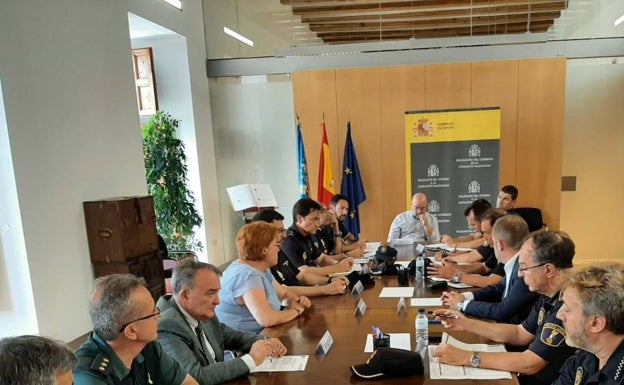 La Delegada del Gobierno, Gloria Calero, y el concejal de Seguridad Ciudadana de Valencia, Aarón Cano, con los mandos policiales. 