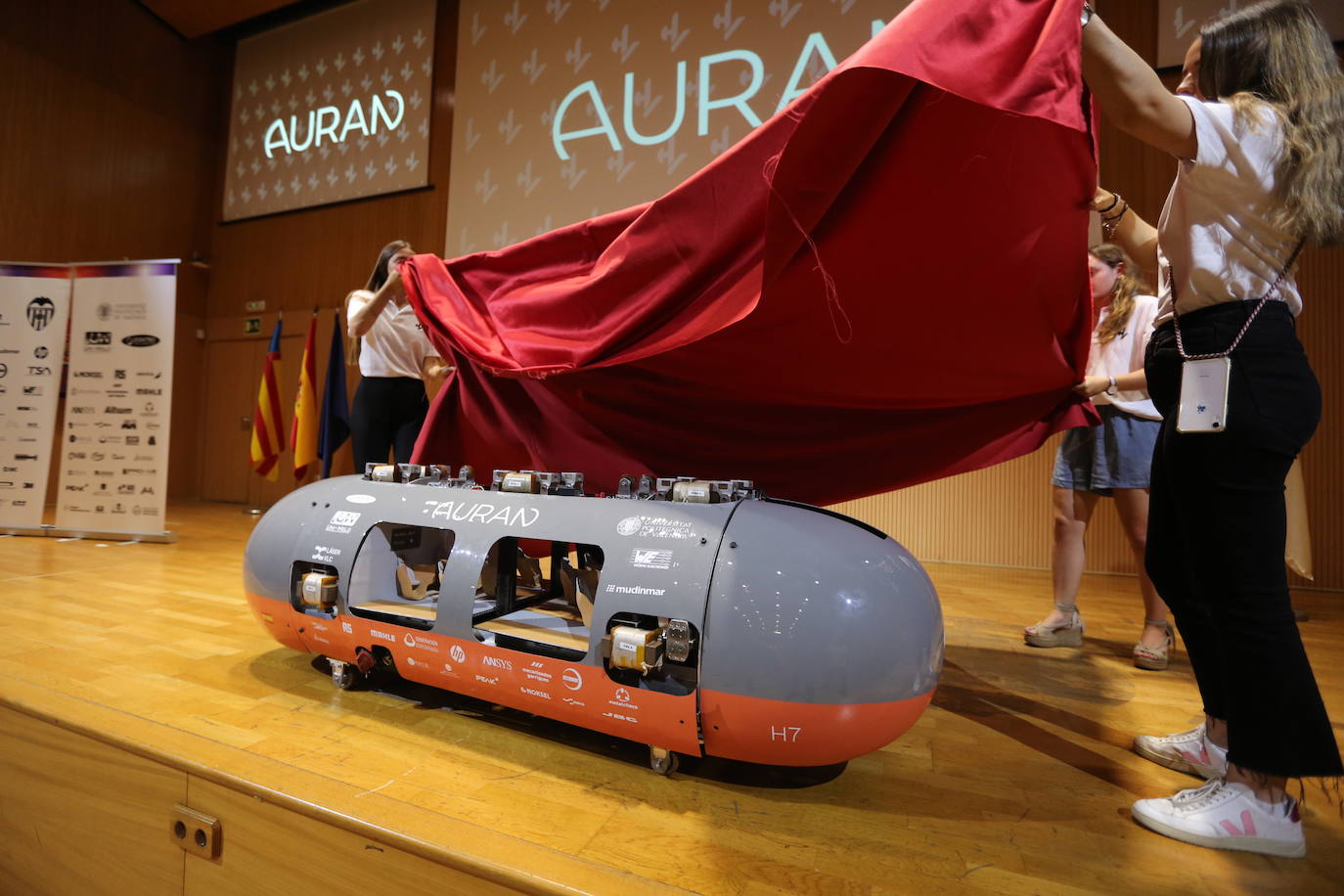 El equipo de Hyperloop UPV ha diseñado un prototipo de transporte con un sistema propulsado por imanes que será presentado en el European Hyperloo