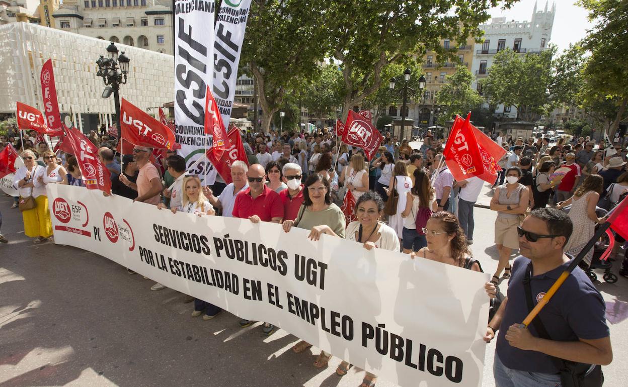 Protesta de interinos en la plaza del Ayuntamiento. 