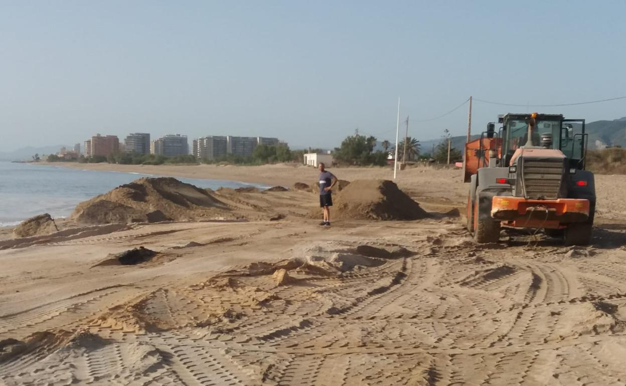 Trabajos en una playa de Cullera. 