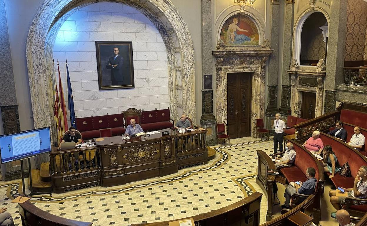 Un momento de la reunión de este miércoles en el hemiciclo municipal.