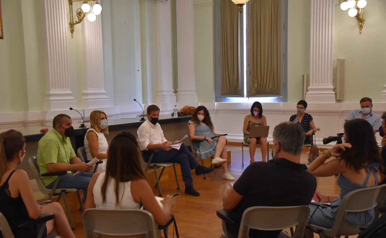 Reunión de los representantes municipales con los responsables de las escoletas de Xàtiva. 