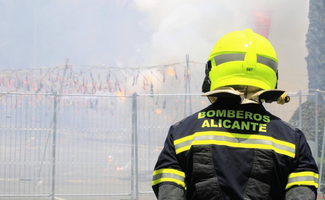 Una traca típica valenciana de 50 metros ha dado inicio al espectáculo pirotécnico. 