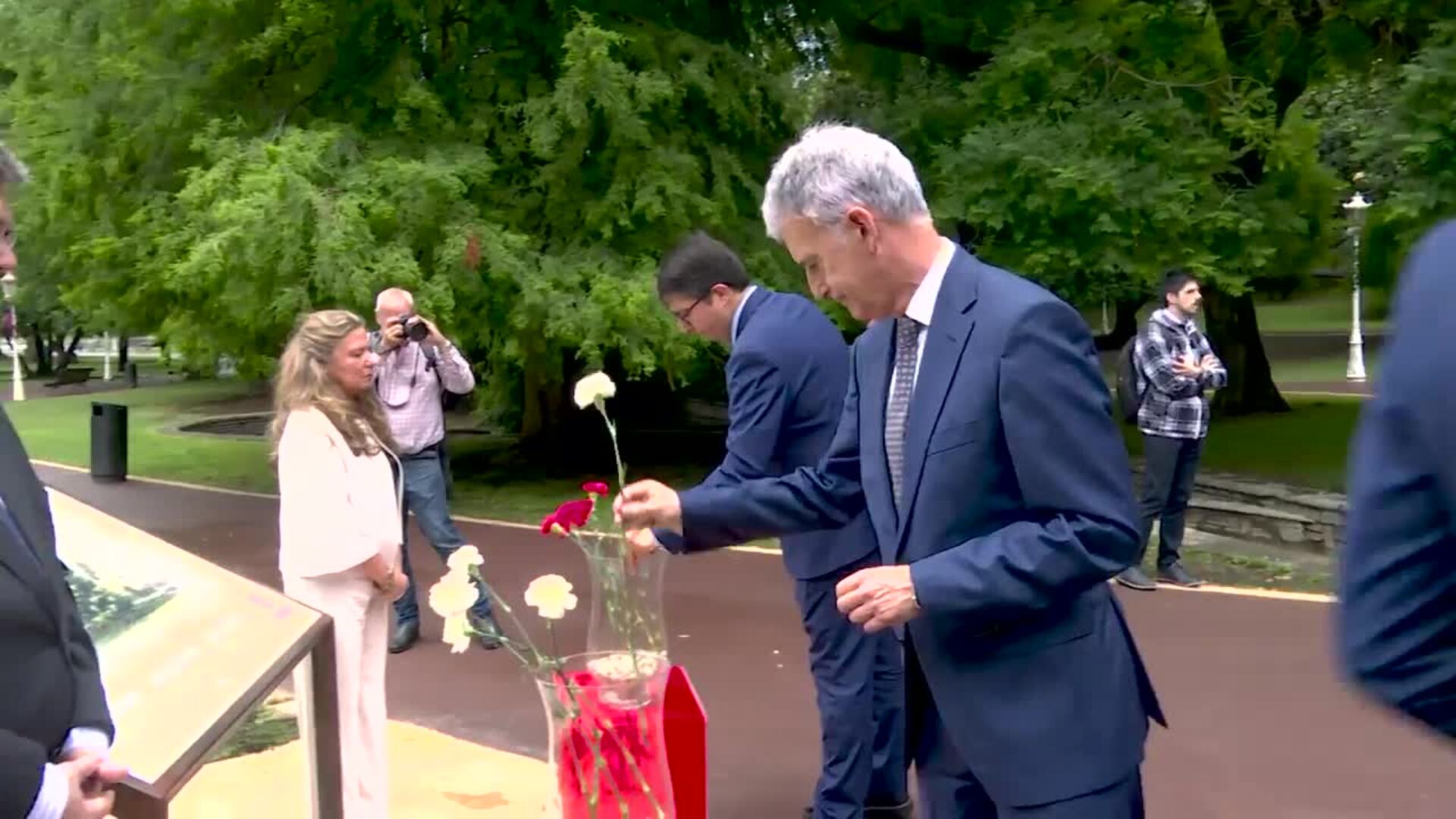 Bilbao recuerda a sus fallecidos por el covid con una placa y una ofrenda floral