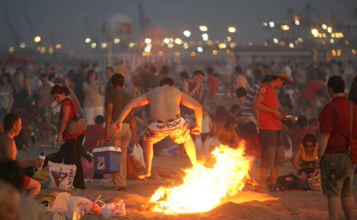 Noche de San Juan en Valencia | El Ayuntamiento de Valencia repartirá 35 toneladas de leña para la Noche de San Juan