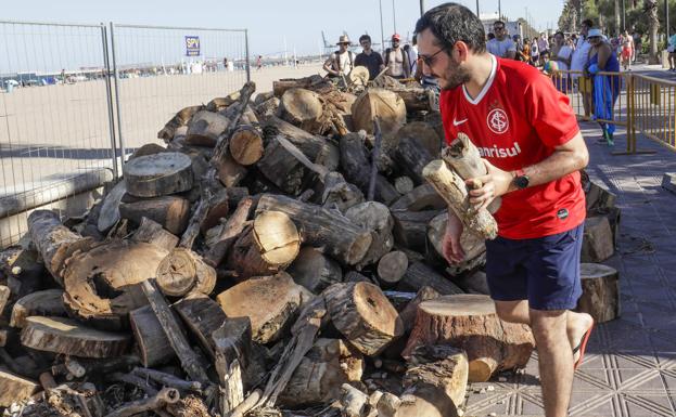 Imagen principal - Noche de San Juan Valencia 2022 | Largas colas para recoger leña para la Noche de San Juan en Valencia