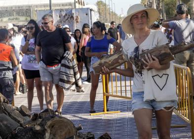 Imagen secundaria 1 - Noche de San Juan Valencia 2022 | Largas colas para recoger leña para la Noche de San Juan en Valencia