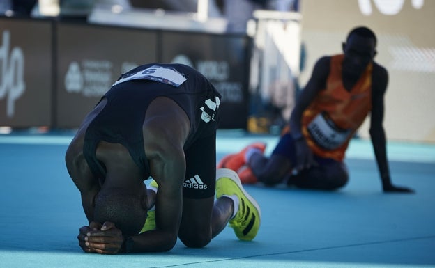 Corredores del Maratón de Valencia tras cruzar la línea de meta. 