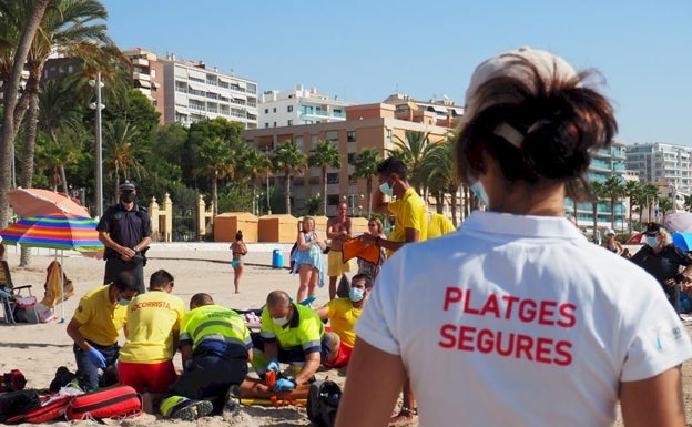 Profesionales sanitarios trabajan en una playa de La Vila Joiosa