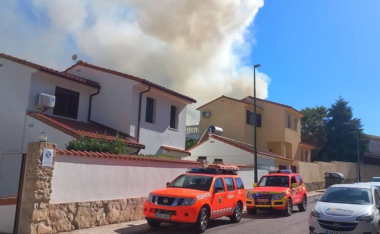 El humo originado por el incendio. 