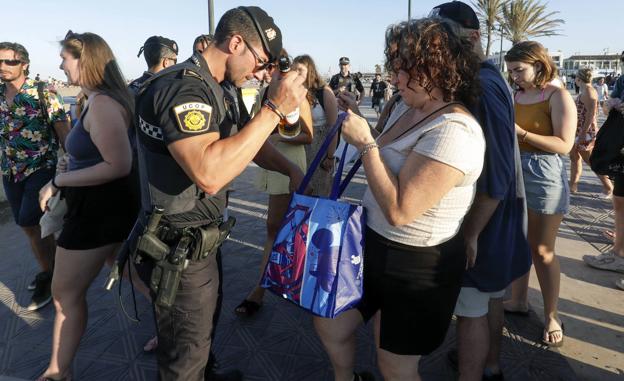 Imagen principal - Noche de San Juan Valencia 2022 | Largas colas para recoger leña para la Noche de San Juan en Valencia