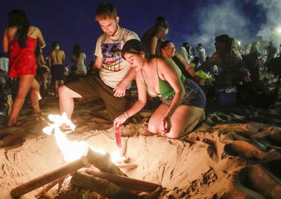 Imagen secundaria 1 - Noche de San Juan Valencia 2022 | Largas colas para recoger leña para la Noche de San Juan en Valencia