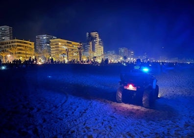 Imagen secundaria 1 - Imágenes de la presencia policial anoche en las playas de Alicante. 