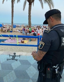 Imagen secundaria 2 - Imágenes de la presencia policial anoche en las playas de Alicante. 