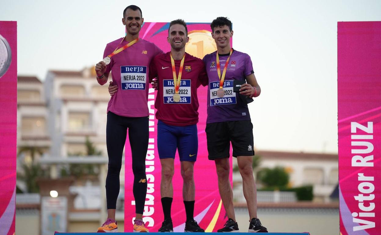 Víctor Ruiz, a la derecha, en el podio junto a Daniel Arce y Sebastián Martos. 