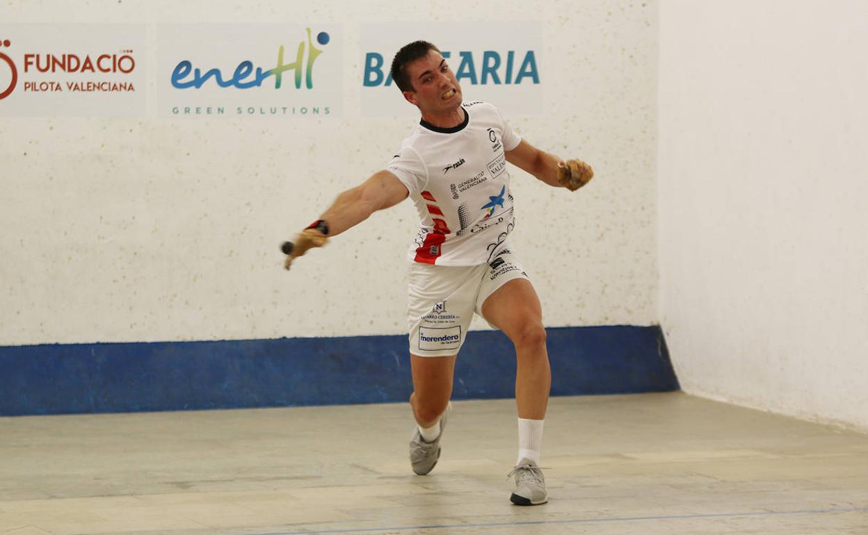 Salelles II golpea durante la semifinal, en la parte del resto. 