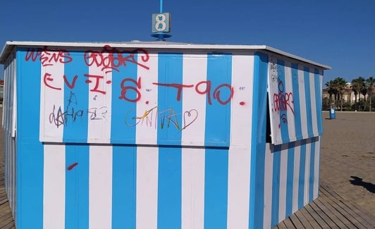 Quiosco con pintads en la playa del Cabanyal. 