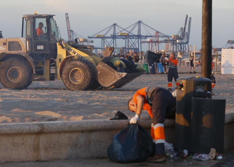 Fotos: Labores de limpieza al amanecer tras el macrobotellón de la noche de San Juan en Valencia