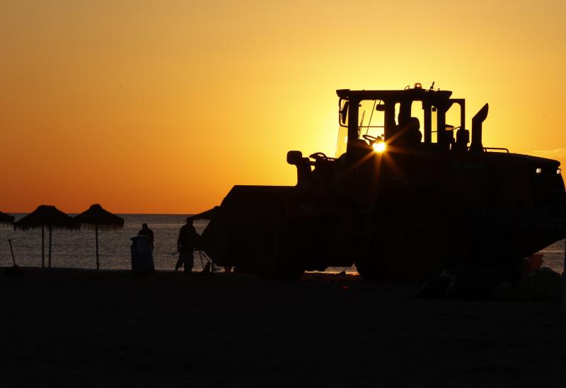 Fotos: Labores de limpieza al amanecer tras el macrobotellón de la noche de San Juan en Valencia