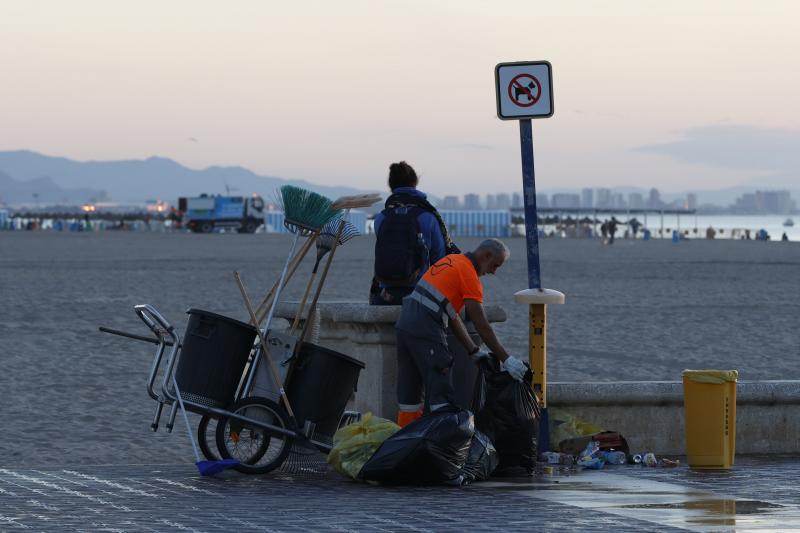 Fotos: Labores de limpieza al amanecer tras el macrobotellón de la noche de San Juan en Valencia