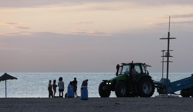 Fotos: Labores de limpieza al amanecer tras el macrobotellón de la noche de San Juan en Valencia