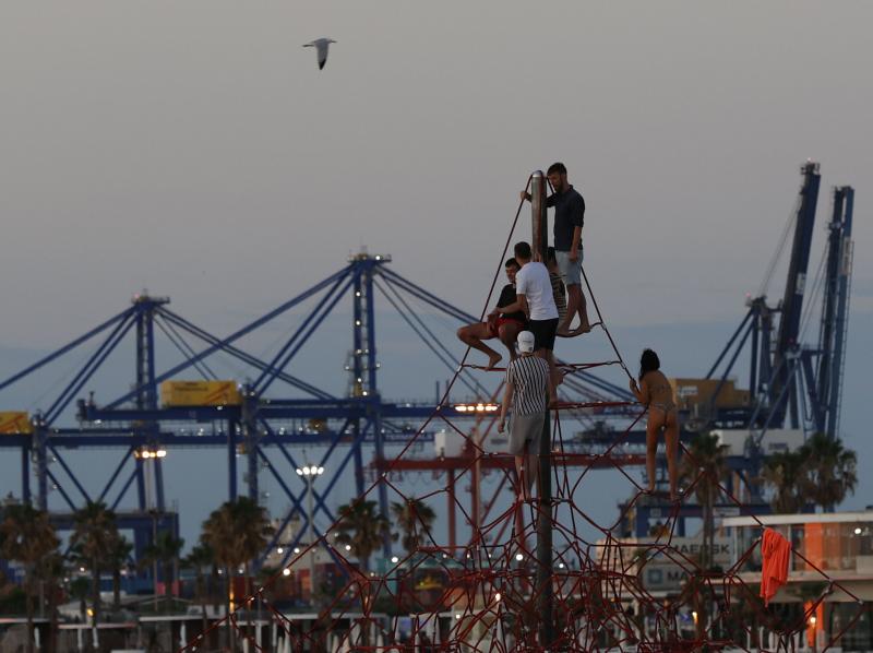 Fotos: Labores de limpieza al amanecer tras el macrobotellón de la noche de San Juan en Valencia