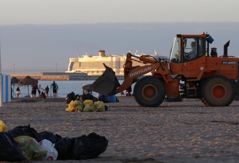 Fotos: Labores de limpieza al amanecer tras el macrobotellón de la noche de San Juan en Valencia