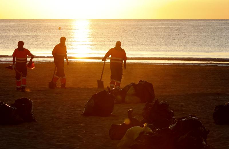 Fotos: Labores de limpieza al amanecer tras el macrobotellón de la noche de San Juan en Valencia