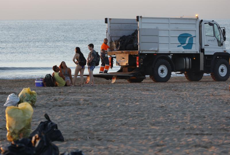 Fotos: Labores de limpieza al amanecer tras el macrobotellón de la noche de San Juan en Valencia