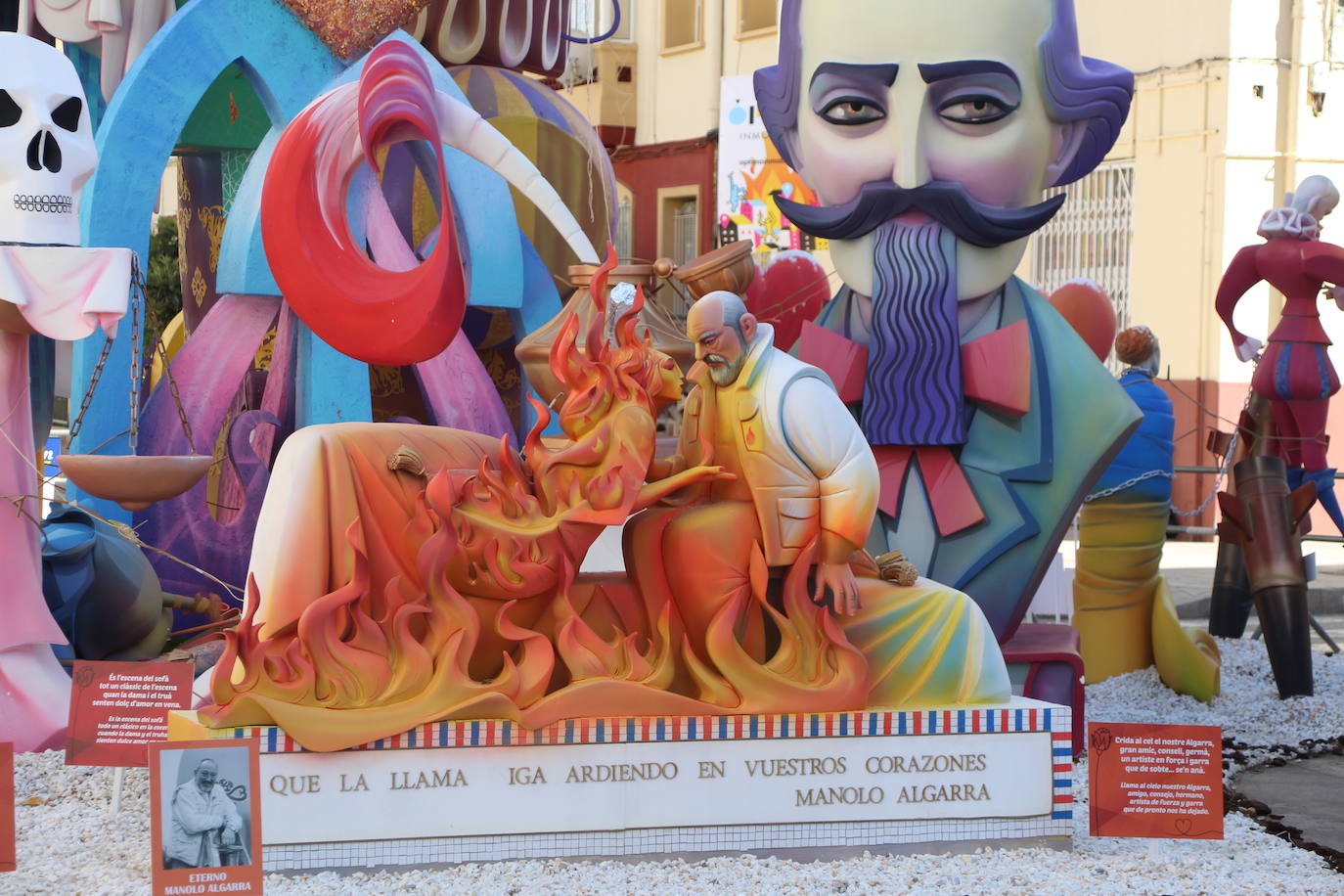 Carlos Carsí dedicó una escena en Sagrada Familia al artista Manolo Algarra.