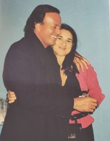 Imagen secundaria 2 - Julio Iglesias con José Domingo Drago en su casa de Miami. Abajo, el cantante en uno de sus veranos en Peñíscola cuando todavía no era conocido. A la derecha, Agustina con Julio en un concierto en Valencia. 