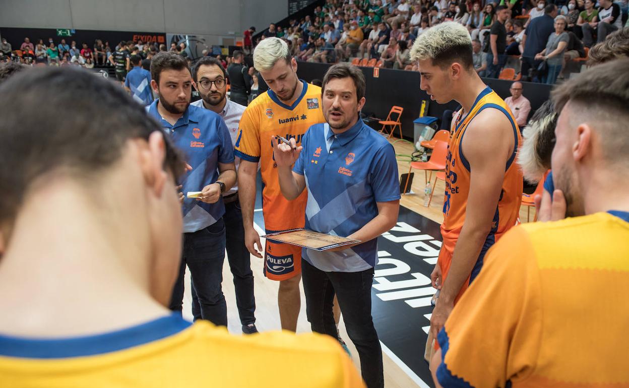 Xavi Albert, durante un partido del filial del Valencia Basket en L'Alqueria.