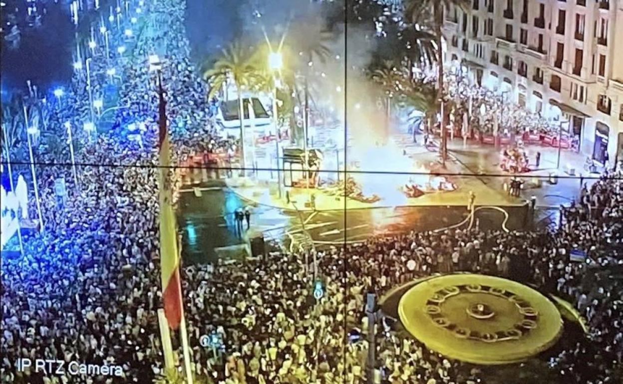 Así se veía anoche la Plaza del Mar durante la Cremà desde la sala de control del Ayuntamiento. 