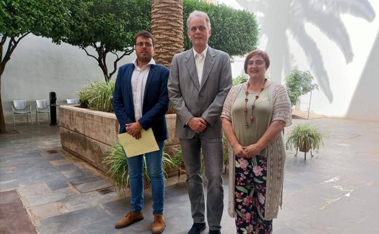 El conseller de Vivienda, Héctor Illueca, en el centro, junto a la directora de Emergencia Habitacional, Purificación Peris y el secretario autonómico Alejandro Aguilar.