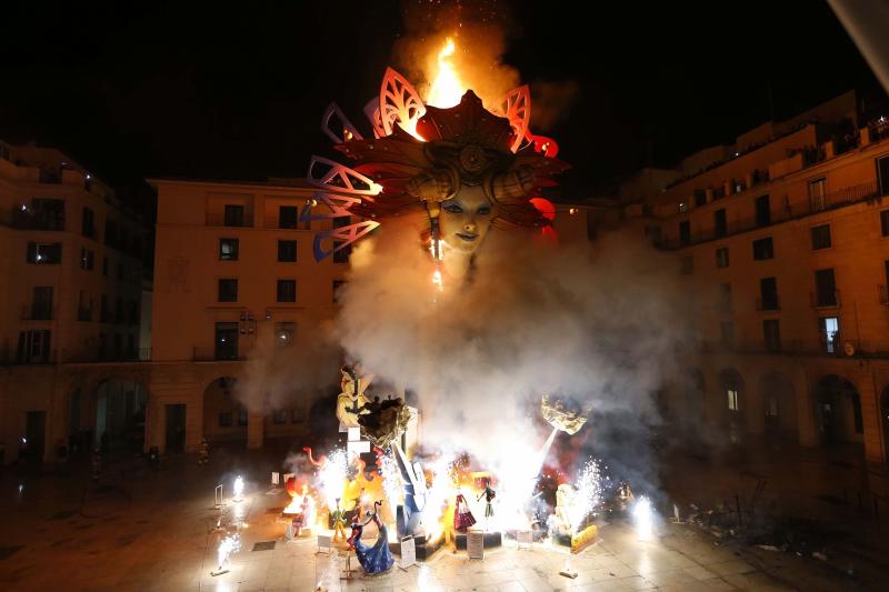 Fotos: Las mejores imágenes de la cremà de las Hogueras de Alicante 2022