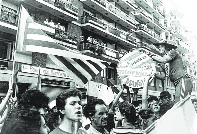 Fidelidad. Manolo el del Bombo disfrutó, en casa, con la Selección. 