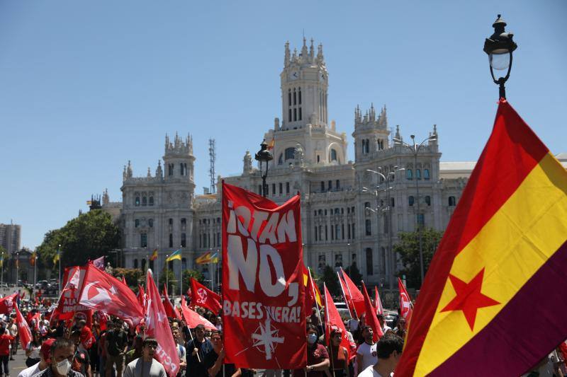 La presencia en la manifetación anti OTAN de los colores y las siglas de Izquierda Unida, el Partido Comunista de España y las organizaciones anarquistas, los tres históricos colectivos contra la Alianza, se ha hecho presente en pancartas y carteles.